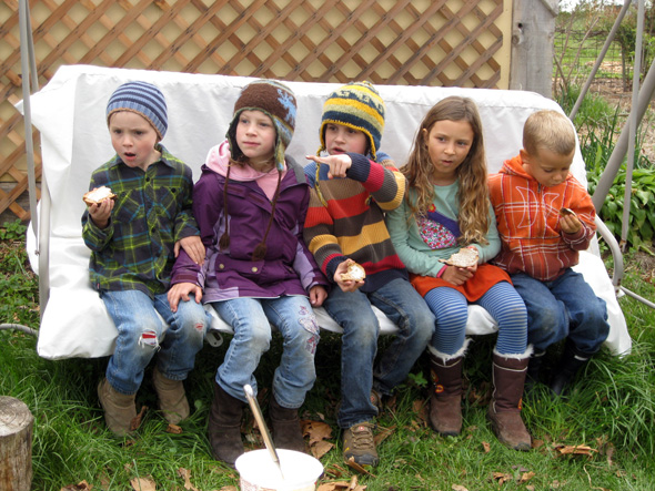 Kids-eating-bread